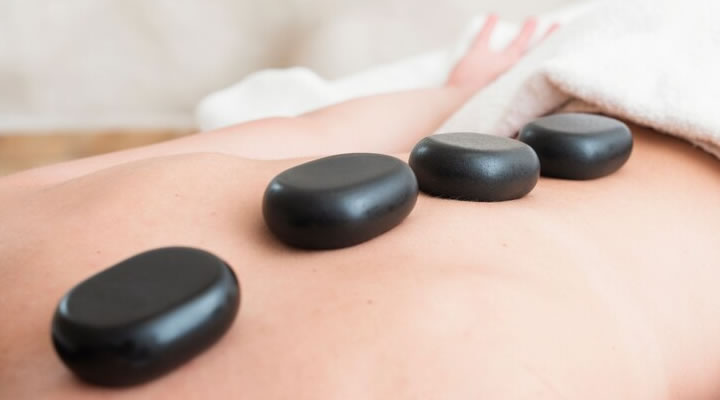 Massagem com pedras quentes: Como funciona e seus benefícios